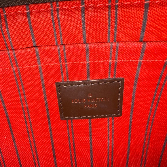 Louis Vuitton Neverfull Pochette - Picture 7 of 8